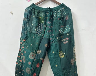 パッチワークのハーレムパンツ、シルキーなレーヨン素材のゆったりとしたジョガーパンツ、ポケット付きのボヘミアンヒッピースタイル。