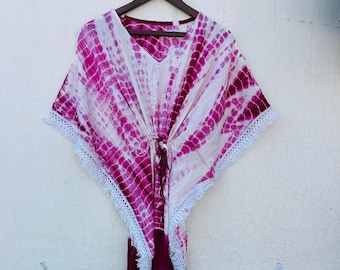 Vestido caftán estilo bohemio con estampado tie-dye, pareo colorido para la playa.