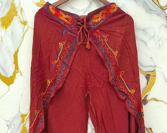 Spodnie z wiskozy z ręcznie haftowanym wzorem, spodnie z rozcięciem w stylu boho.