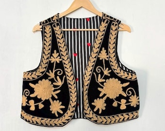 Suzani-Weste aus Samt, florale Weste, bestickte Boho-Gilet-Jacke, Vintage-Layering-Teil.