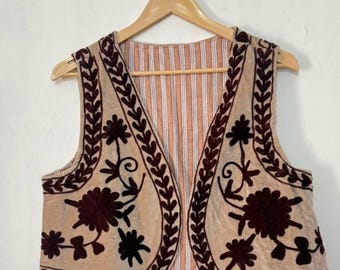 Chaleco bordado de terciopelo Suzani, chaleco floral bohemio sin mangas, prenda llamativa hecha a mano.