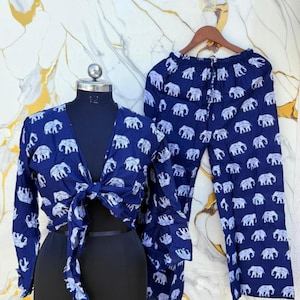 Indigo set van rayon met olifantenprint, crop top met gestrikte voorkant, pyjamabroek met wijde pijpen