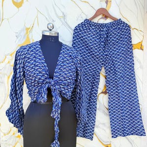 2-delige set bloemen in bohostijl, crop top met gestrikte voorkant en palazzo-broek met wijde pijpen.