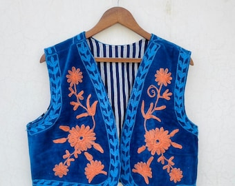 Suzani-Weste aus Samt, florale Boho-Weste, bestickte Weste, Vintage-Damenstil.