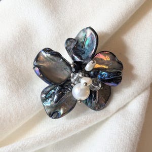 Black Shell Brooch,Floral shell brooch pin,abalone shell brooch,pearl brooch,gift for mum,scarf decoration,gift for sister,pearl anniversary