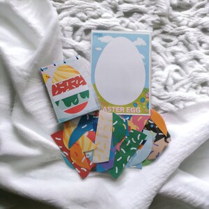 K&ouml;nnte beinhalten: Ein Set bunter Osterei-Aufkleber mit wei&szlig;em Hintergrund. Die Aufkleber zeigen verschiedene Muster und Designs, darunter Punkte, Streifen und geometrische Formen. Die Aufkleber eignen sich perfekt zum Dekorieren von Ostereiern, Karten und anderen Bastelarbeiten.