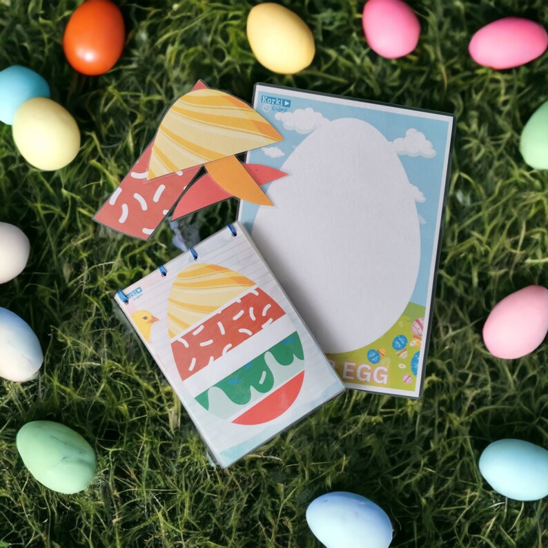 K&ouml;nnte beinhalten: Eine bunte Oster-Eier-Bastelarbeit mit einer leeren Eier-Vorlage, einer gemusterten Eier-Vorlage und einer H&uuml;hner-Illustration. Die Bastelei befindet sich auf einem gr&uuml;nen Gras-Hintergrund mit bunten Plastik-Eiern.