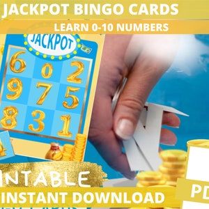 Può includere: Carte da bingo stampabili con sfondo blu e numeri dorati. Le carte mostrano la parola "Jackpot" in un cerchio giallo. L'immagine include anche una mano che tiene un pezzo di carta e una pila di monete d'oro. Il testo "LEARN 0-10 NUMBERS" è nella parte superiore dell'immagine. Il testo "PRINTABLE INSTANT DOWNLOAD" è nella parte inferiore dell'immagine. Il testo "PDF" è in un rettangolo bianco nella parte inferiore destra dell'immagine.