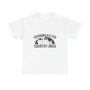 Puede incluir: Camiseta blanca con un gráfico negro desgastado. El gráfico dice "CORNBREAD FED COUNTRY BRED" sobre una silueta de un tractor y árboles. La camiseta está hecha de un material suave.
