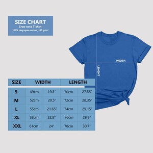 K&ouml;nnte beinhalten: Gr&ouml;&szlig;entabelle f&uuml;r ein T-Shirt mit Rundhalsausschnitt aus 100 % ringgesponnener Baumwolle. Die Tabelle zeigt die Gr&ouml;&szlig;e, die Breite in Zentimetern und Zoll sowie die L&auml;nge in Zentimetern und Zoll. Die Gr&ouml;&szlig;en umfassen S, M, L, XL und XXL.