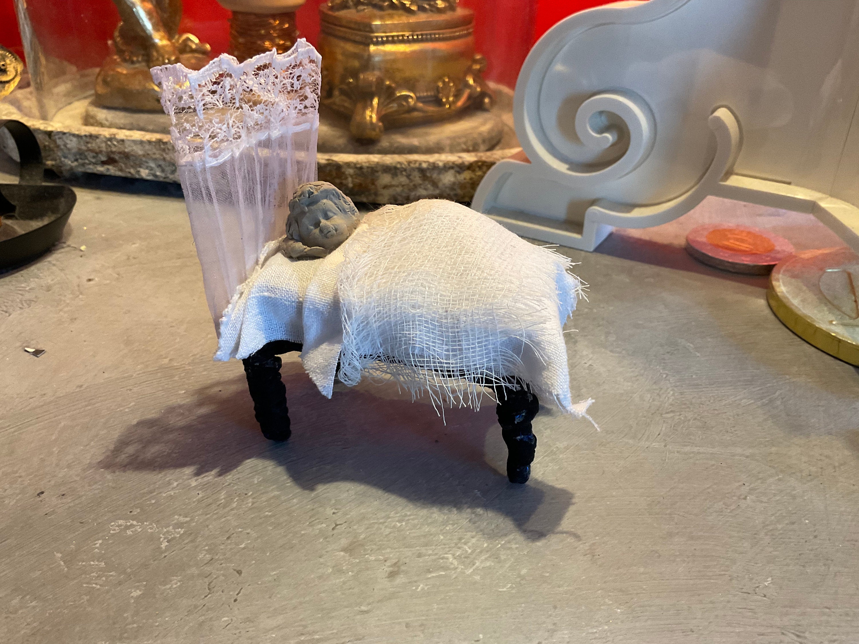 Chérubin Endormi Dans Son Lit