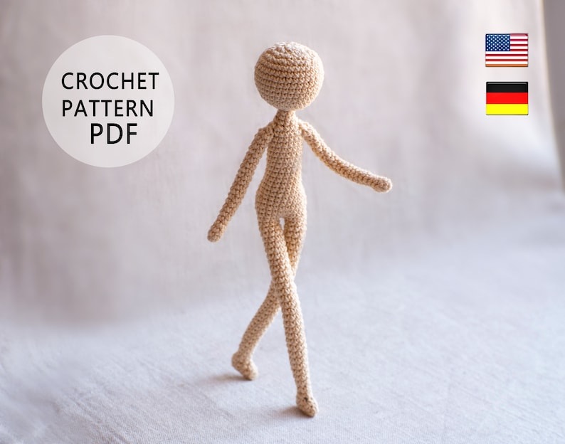 K&ouml;nnte beinhalten: H&auml;kelanleitung PDF f&uuml;r eine beige geh&auml;kelte Puppe mit einfachem Design. Die Puppe steht mit einem Bein nach vorne und ausgestreckten Armen. Die Anleitung ist in Englisch und Deutsch verf&uuml;gbar.