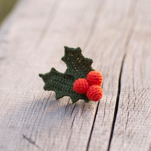 CROCHET PATTERN Holly brooch Miniature amigurumi Jewelry tutorial image 3