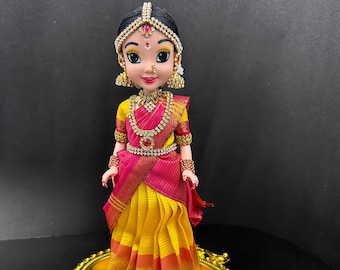 Indisk välkomstdocka med traditionell dräkt, festlig heminredning