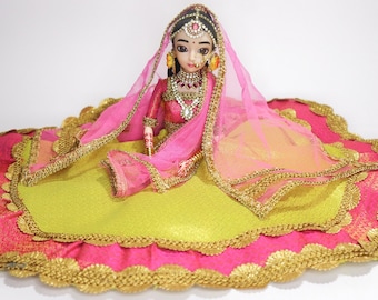 Indisk bruddocka i rosa Lehenga Sari - Handgjord heminredning