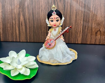 Liten Saraswathi-docka – handgjord visdomsgudinna-figur, hinduisk devidocka, pedagogisk gåva