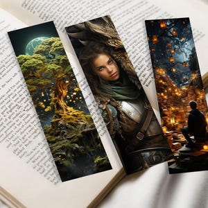 Puede incluir: Tres marcadores diferentes con temas de fantasía y naturaleza. El primer marcador presenta un árbol grande con luces brillantes, el segundo marcador presenta una mujer con un dragón, y el tercer marcador presenta a una persona sentada en una escalera de piedra con luces brillantes.