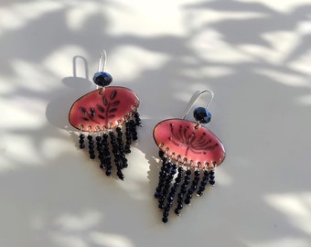 Pendientes colgantes de esmalte pintados a mano con espinela negra, joyería artesanal bohemia.