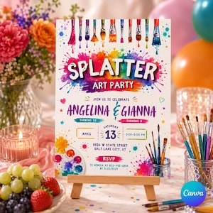 Pode incluir: Um convite para uma festa de arte em um pequeno cavalete de madeira. O convite apresenta o texto "SPLATTER ART PARTY" com respingos de tinta coloridos e pincéis. Inclui detalhes para a celebração do aniversário de Angelina e Gianna.