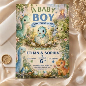 Puede incluir: Una tarjeta de anuncio de nacimiento para un niño con un tema de dinosaurios caprichoso. La tarjeta presenta ilustraciones de lindos dinosaurios, detalles florales y el texto "A Baby Boy Is Hatching Soon!" y detalles del evento. La invitación está diseñada en colores pastel suaves.