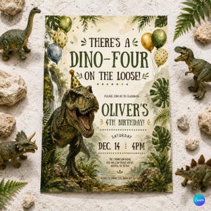 Può includere: Un invito di compleanno a tema dinosauri con il testo "THERE'S A DINO-FOUR ON THE LOOSE!" e "OLIVER'S 4TH BIRTHDAY!" circondato da statuette di dinosauri e palloncini. L'invito include data, ora e luogo.