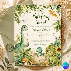 Puede incluir: Una invitación a un baby shower con un diseño de acuarela. La invitación presenta el texto "Hatching Soon!" e incluye ilustraciones de dinosaurios, flores y follaje. La invitación es para Maureen Hudson.
