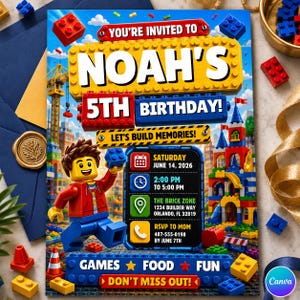Puede incluir: Una colorida invitación de cumpleaños con un diseño temático de Lego. La invitación incluye el texto "¡5º Cumpleaños de Noah!" y los detalles del evento. Una figura de Lego sostiene un bloque azul. La invitación está decorada con ladrillos Lego y un paisaje urbano.