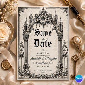 Könnte beinhalten: Eine verzierte Hochzeitseinladung mit dem Text "Save the Date" in eleganter schwarzer Schrift. Das Design zeigt gotische Architekturelemente, florale Akzente und die Namen Annabelle & Christopher, mit dem Datum 28.05.2026.