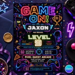 Op de afbeelding: Een neon-stijl verjaardagsuitnodiging met de woorden "GAME ON!" en "Jaxon heeft Level 9 bereikt." De uitnodiging bevat afbeeldingen van een trofee, koptelefoon en gamecontrollers. Het evenement is in Pixel Quest Arcade.