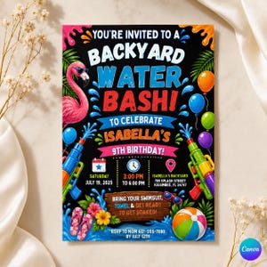 Op de afbeelding: Een zwarte uitnodigingskaart voor een Backyard Water Bash ter ere van Isabella's 9e verjaardag op 19 juli 2025. Met een roze flamingo, waterpistolen, ballonnen, slippers en een strandbal, inclusief de details van het evenement.