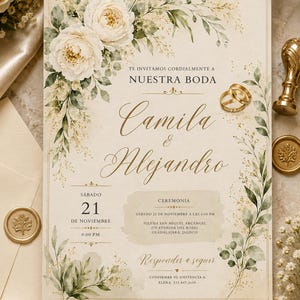 Könnte beinhalten: Hochzeitseinladung mit floralem und botanischem Design. Die Einladung zeigt die Namen "Camila & Alejandro" in eleganter Schrift, zusammen mit den Veranstaltungsdetails. Goldene Eheringe sind sichtbar. Der Text enthält "Samstag, 21. November, 18:00 Uhr".