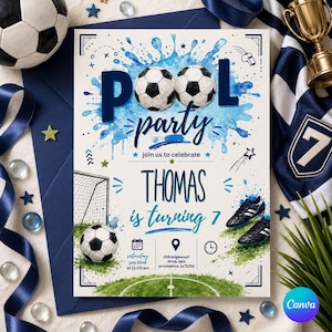 Peut inclure: Une invitation sur le thème du football avec les mots "Pool Party" et "Thomas a 7 ans". L'invitation présente des ballons de football, un but de football et des chaussures de football. L'invitation est sur fond blanc avec des accents bleus.
