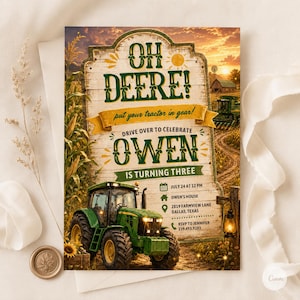 Könnte beinhalten: Eine Einladung zum Thema Bauernhof. Der Text lautet "Oh Deere!" und "Feiert mit Owen, der drei Jahre alt wird." Ein grüner Traktor ist im Vordergrund. Der Hintergrund zeigt einen Sonnenuntergang über einem Bauernhof.