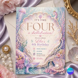 Peut inclure: Invitation d'anniversaire sur le thème des sirènes pour un quatrième anniversaire. Le design comprend une grande forme de coquillage avec les mots "FOUR" et "a shellabration!" en écriture élégante. Détails de la date, heure et lieu.
