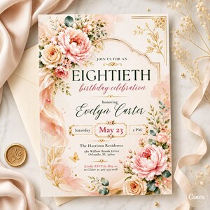 Könnte beinhalten: Eine Einladung zum achtzigsten Geburtstag. Das Design zeigt florale Arrangements in Rosa- und Pfirsichtönen mit goldenen Akzenten. Der Text enthält den Namen "Evelyn Carter", Datum, Uhrzeit und Ort.