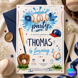 Puede incluir: Una invitación con temática de béisbol con las palabras "Pool Party" y "Thomas cumple 7". El diseño incluye pelotas de béisbol, un bate, un guante y una gorra de béisbol. La invitación está decorada con detalles en azul y rojo.