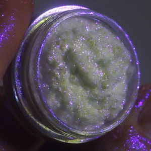 BIOLUMINESCENT - Sombra em pó solta multicromática, com brilho que muda de azul para roxo, iluminador, marca de maquiagem independente iridescente.