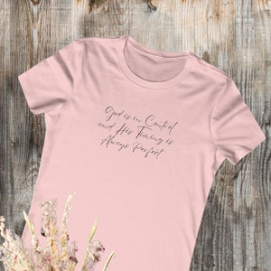 Camiseta entallada Dios inspirador tiene el control