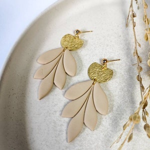 Handmade hanging earrings Flora leaf-shaped beige image 5