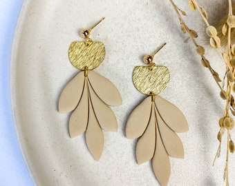 Boucles d'oreilles pendantes artisanales "Flora" en forme de feuille beige