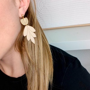 Handmade hanging earrings Flora leaf-shaped beige image 4