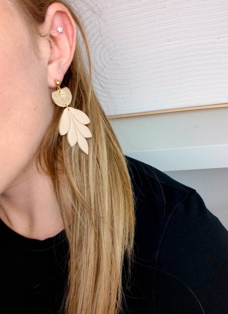 Handmade hanging earrings Flora leaf-shaped beige image 4