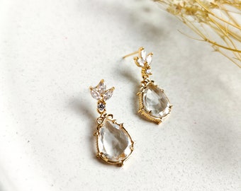 Elegant bridal earrings filigree gold - cut glass stone