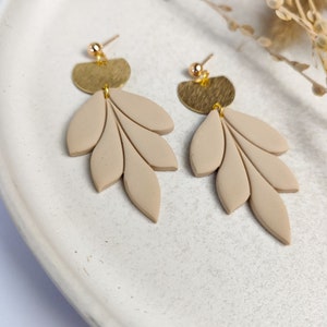 Handmade hanging earrings Flora leaf-shaped beige image 3