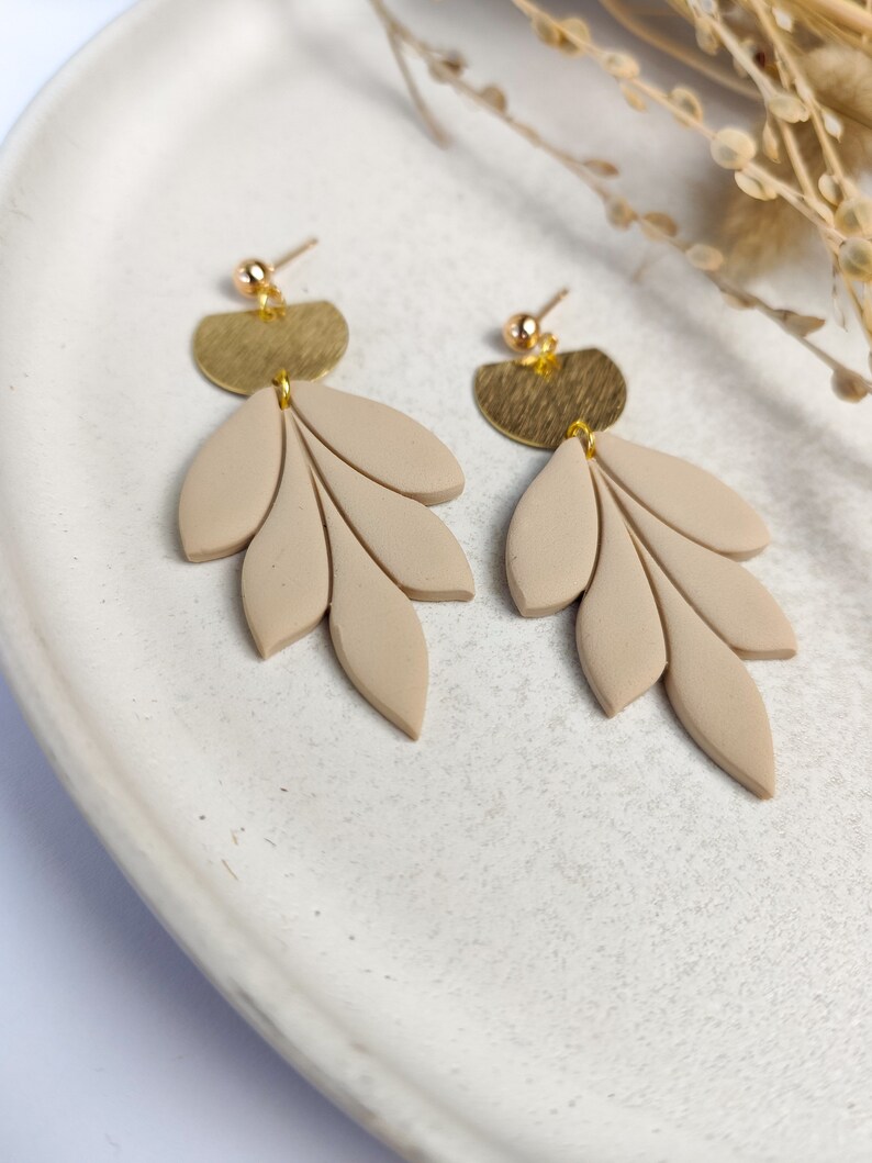 Handmade hanging earrings Flora leaf-shaped beige image 3