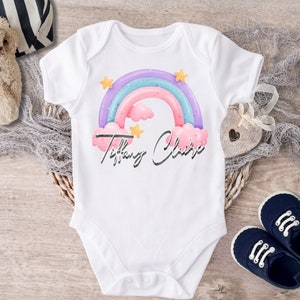 Body de arco-íris personalizado e fofo porque seu incrível nome personalizado, body de bebê para recém-nascidos, presente perfeito para chá de bebê para amigo