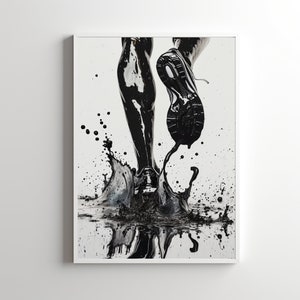 以下が含まれることがあります： 黒い液体の水たまりを走る人の脚と足の白黒写真。足は黒いランニングシューズを履いています。