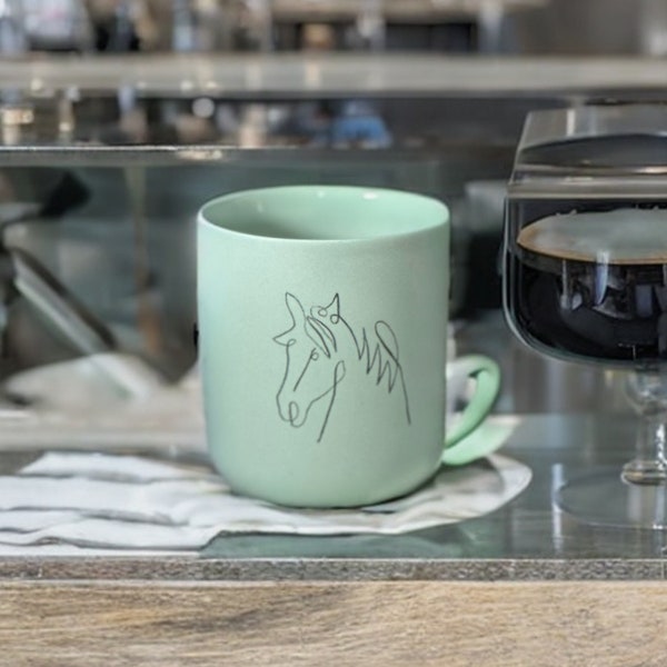 Tasse en porcelaine verte sans poignée unique avec motif de cheval dessiné à la main - 8 oz pour café, thé ou boissons chaudes/froides - Idées de cadeaux d'anniversaire faits à la main