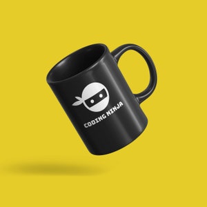 Peut inclure: Mug en céramique noire avec un logo de ninja blanc et l'inscription "CODING NINJA". La tasse a une anse incurvée et est posée sur un fond jaune.