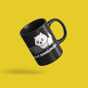 Pode incluir: Caneca de cerâmica preta com uma ilustração de desenho animado de um gato branco segurando um laptop. O texto "CAT /var/logs/*" está impresso na caneca.